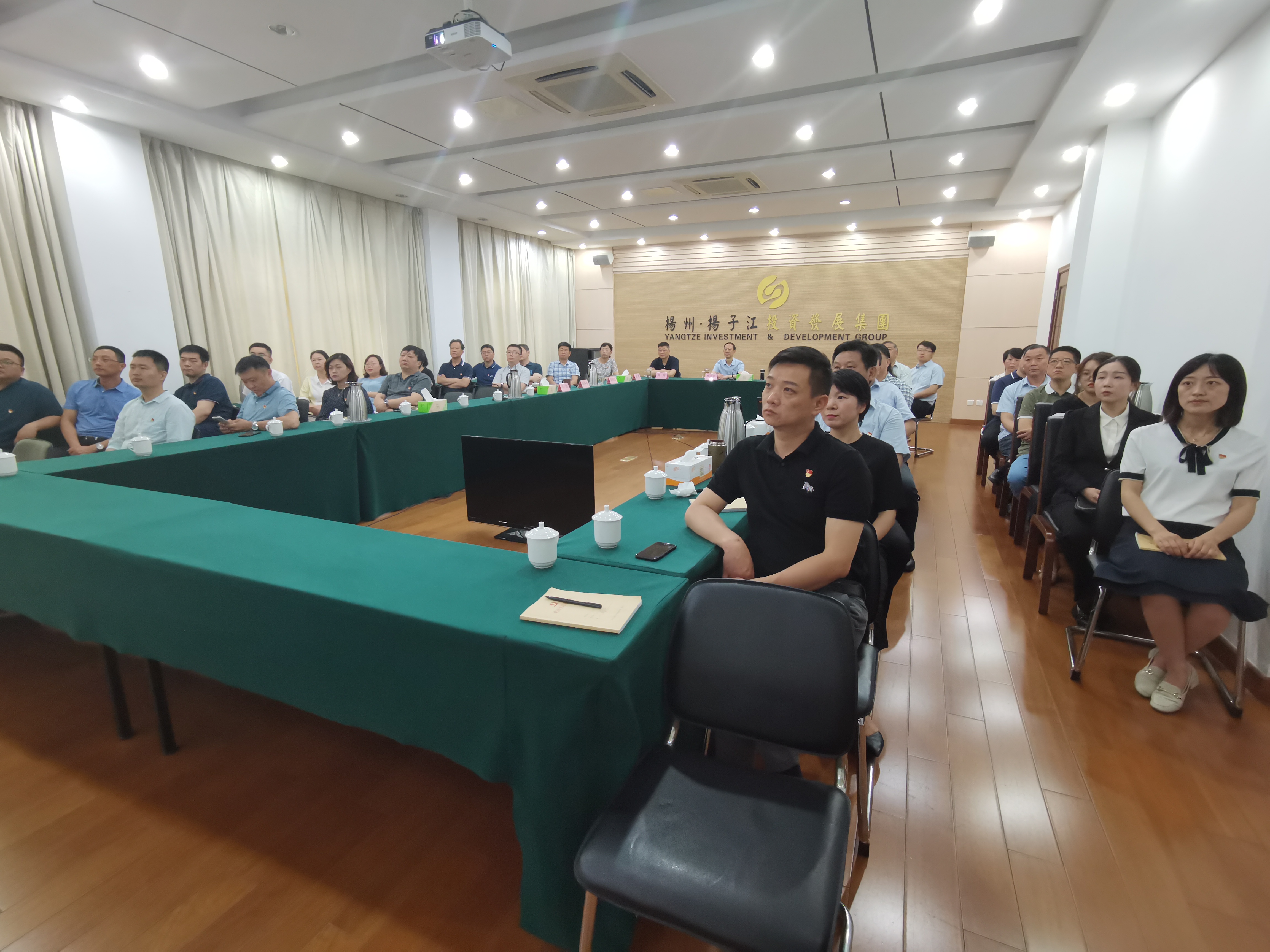 揚子江集團黨委理論中心組、全體中層干部、直屬支部全體黨員收看慶祝共產黨成立100周年大會.jpg